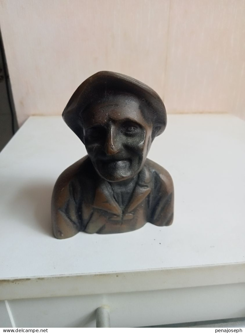 Cloche En Bronze Figurine Du XIXème Hauteur 11 Cm X 9 Cm - Campanas