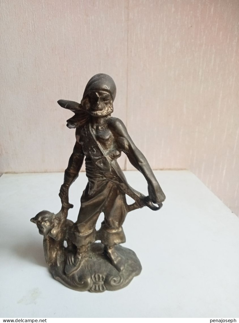 Statuette En Bronze Doré Pirate Hauteur 18 Cm - Bronzen