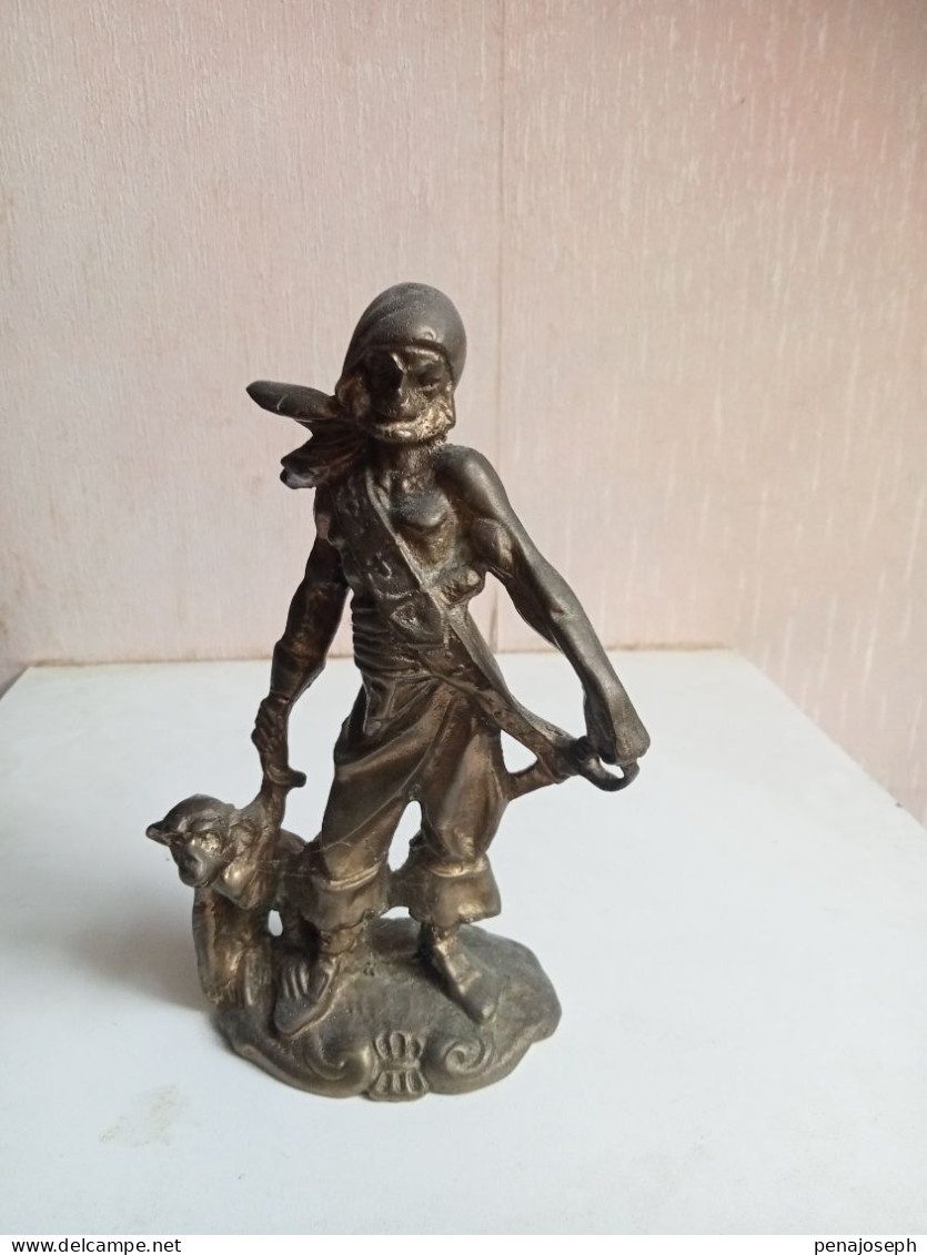 Statuette En Bronze Doré Pirate Hauteur 18 Cm - Brons