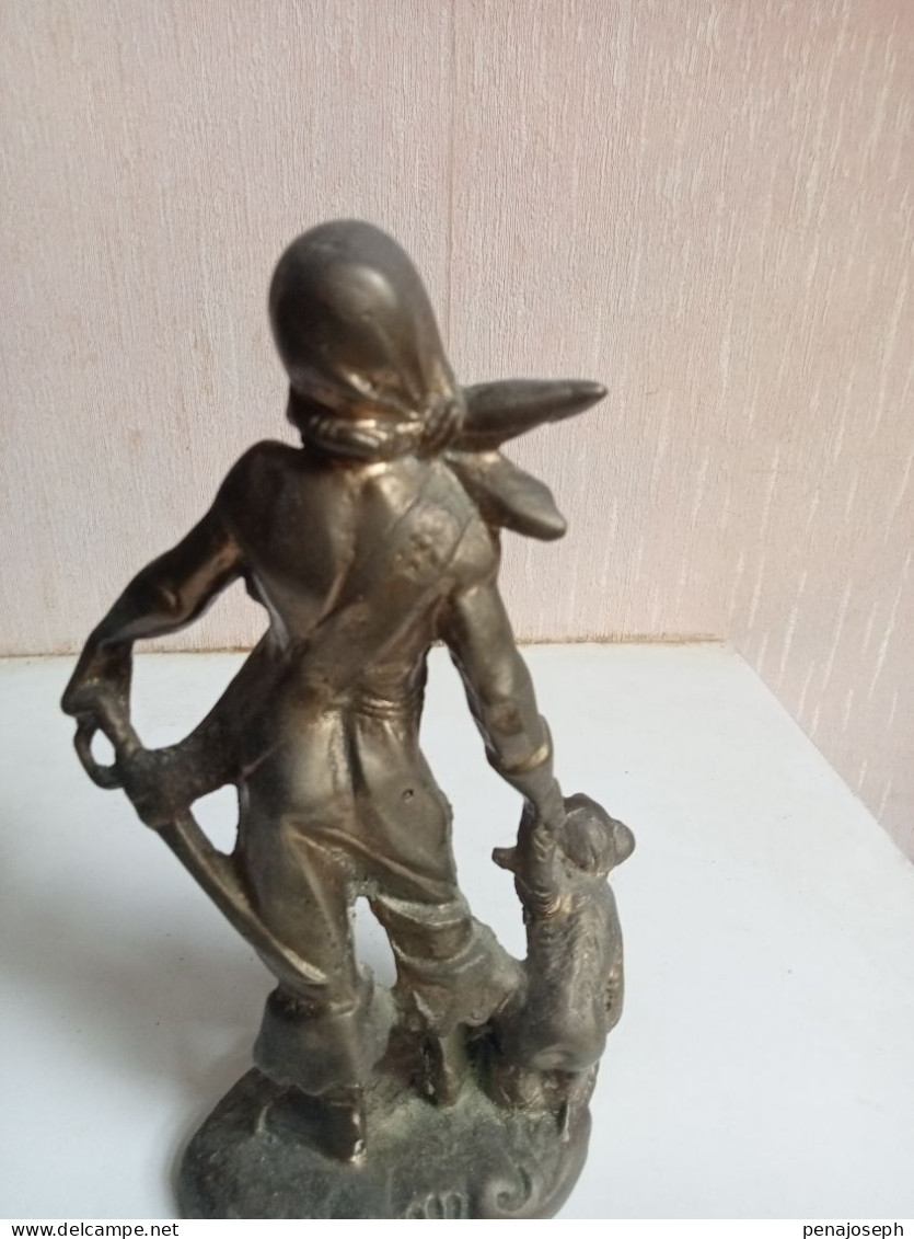 statuette en bronze doré pirate hauteur 18 cm