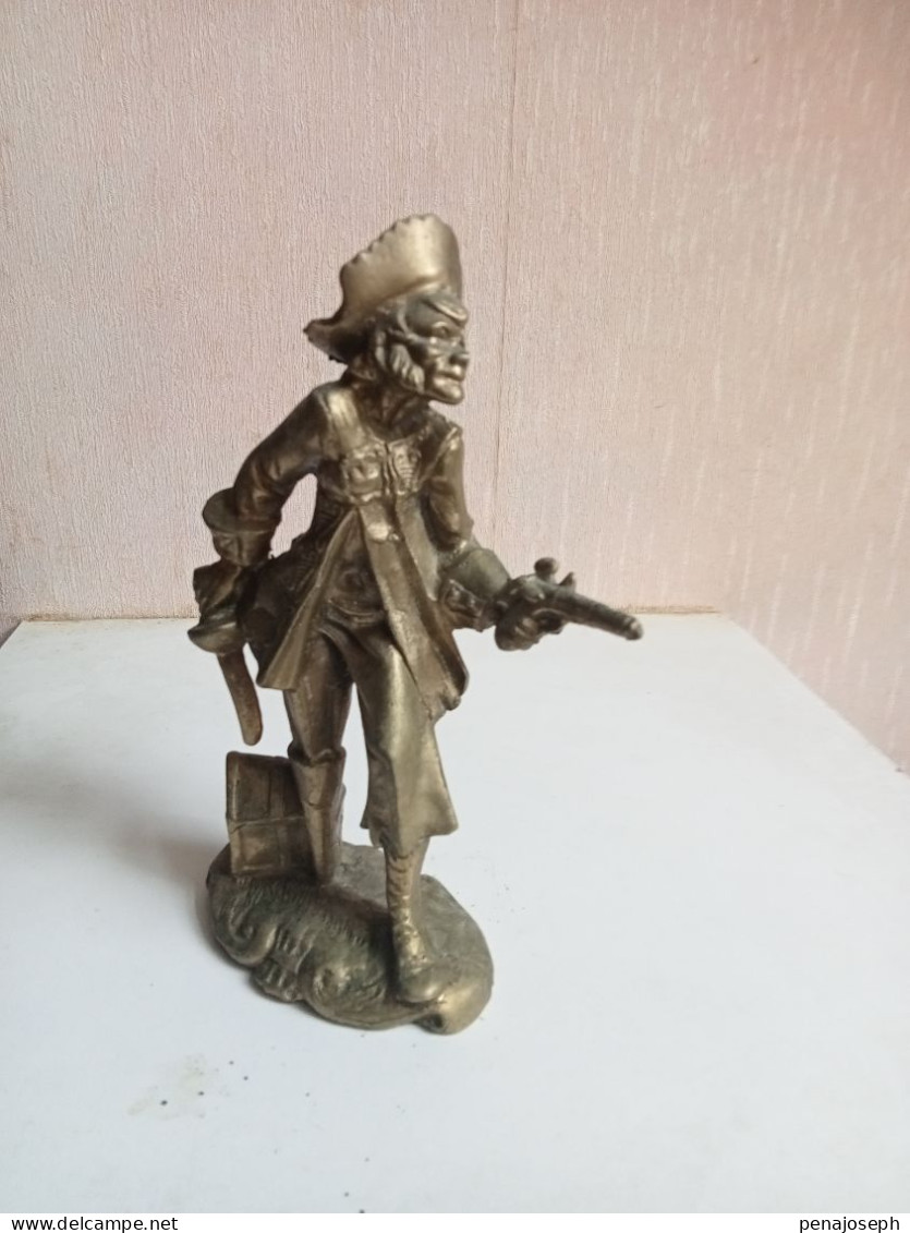 Statuette En Bronze Doré Pirate Hauteur 18,5 Cm - Bronzes