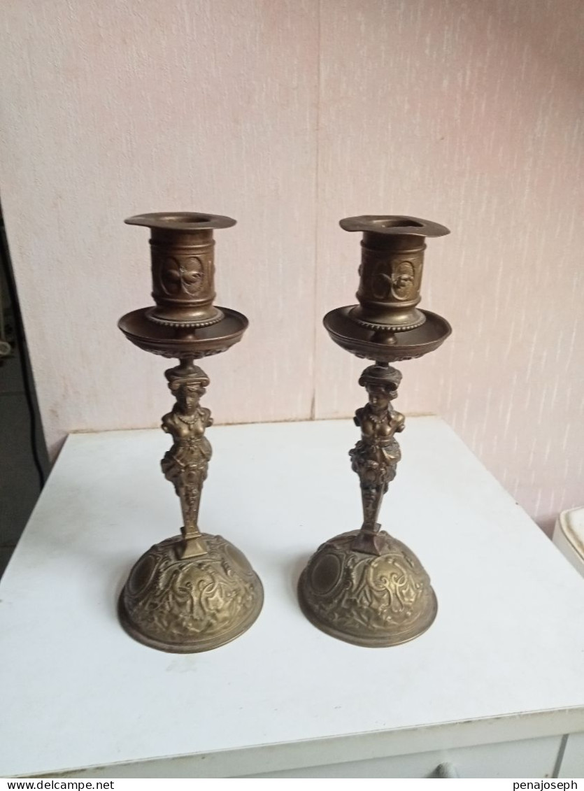 Deux Bougeoirs En Bronze XIXème Hauteur 22 Cm - Chandeliers, Candélabres & Bougeoirs
