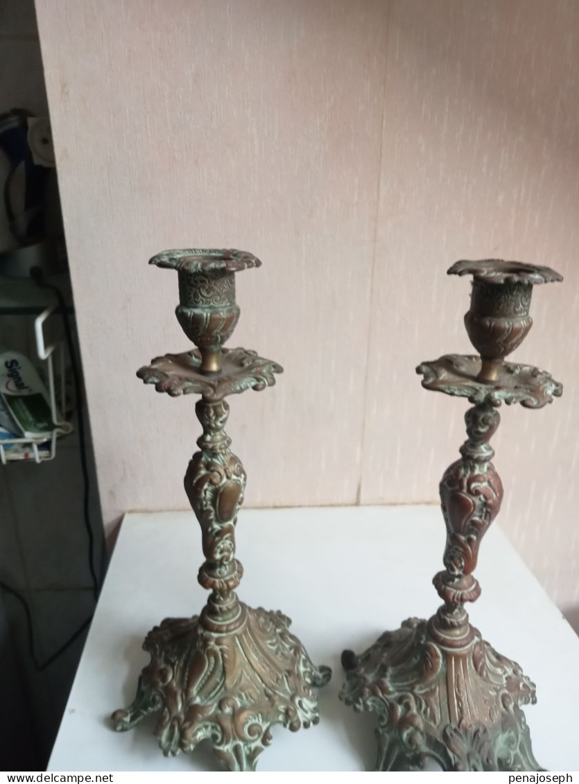 deux bougeoirs en bronze XIXème hauteur 28 cm