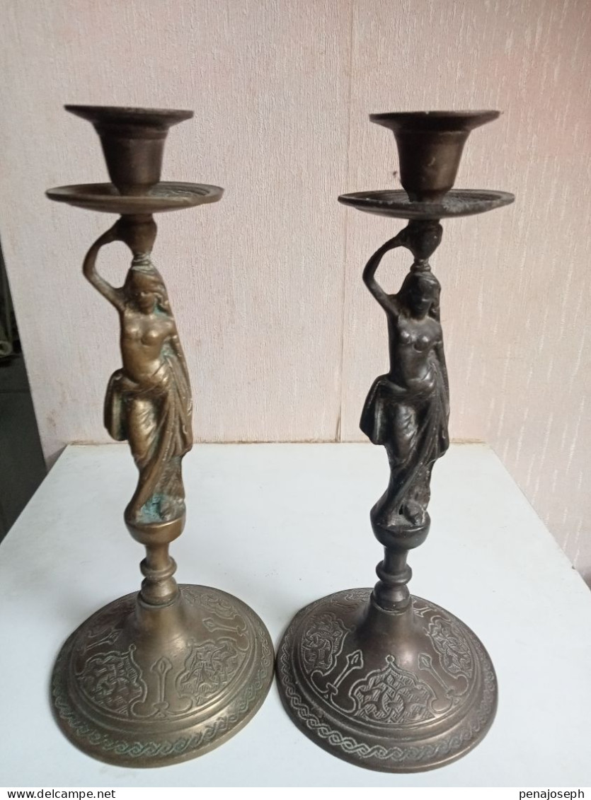 Deux Bougeoirs En Bronze XIXème Hauteur 25 Cm - Chandeliers, Candelabras & Candleholders