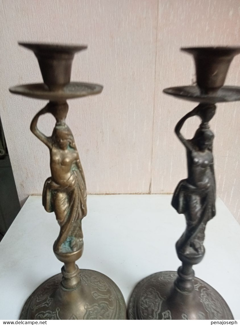 Deux Bougeoirs En Bronze XIXème Hauteur 25 Cm - Chandeliers, Candélabres & Bougeoirs