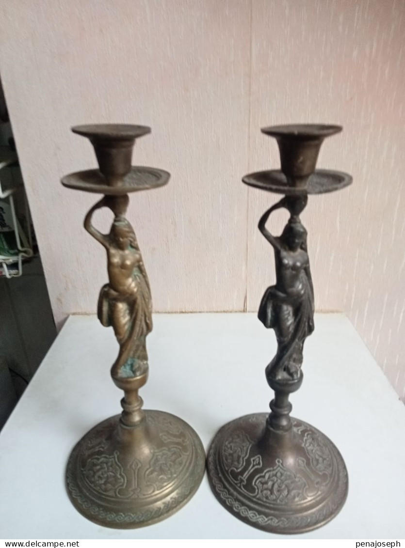 deux bougeoirs en bronze XIXème hauteur 25 cm