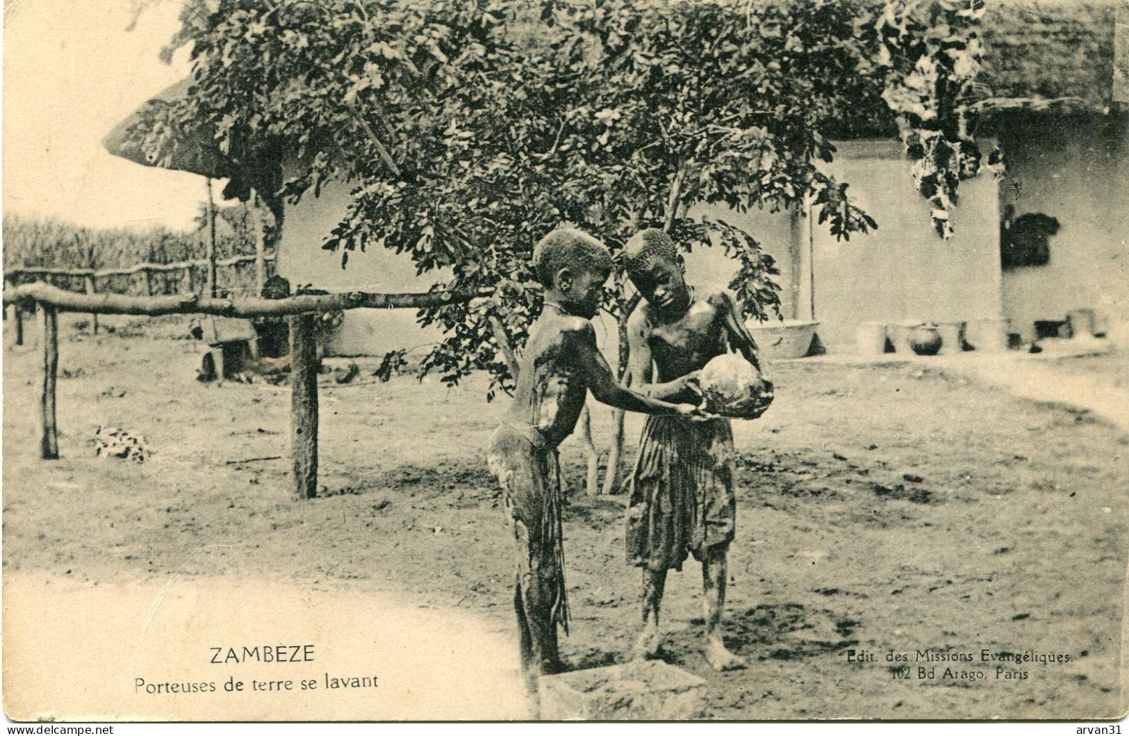 Z A M B I E   -  PORTEUSES De TERRE Se LAVANT   - CLICHE ASSEZ RARE - - Zambia