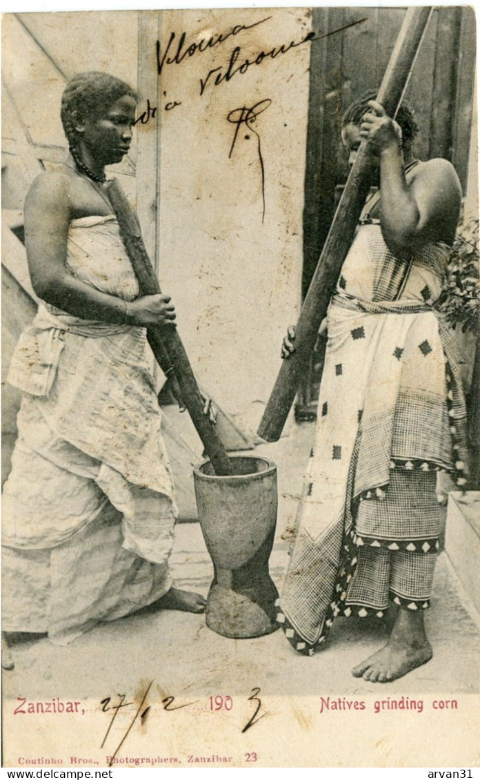 Z A N Z I B A R   -  NATIVES GRINDING CORN  - 1903  - CLICHE RARE Du PHOTOGRAPHE Coutinho BROS  - - Other & Unclassified