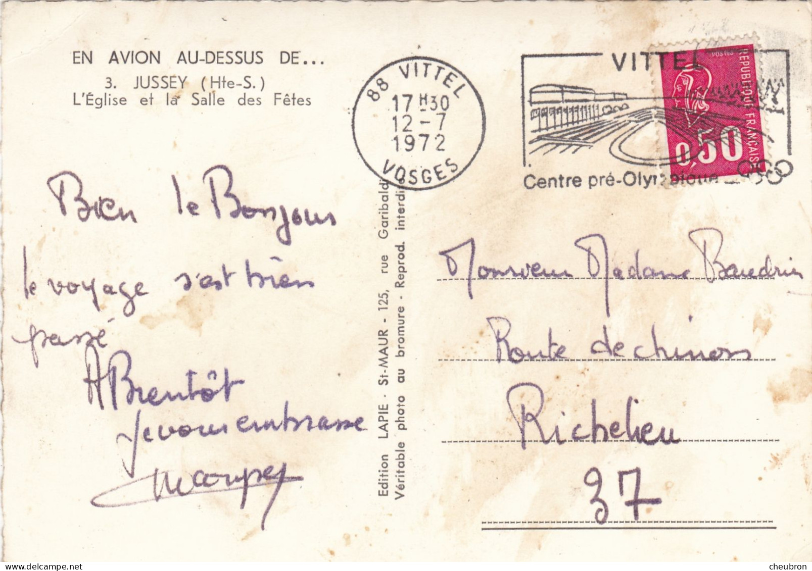 70. JUSSEY. CPA.  VUE AERIENNE.  L'EGLISE ET LA SALLE DES FETES. ANNEE 1972 + TEXTE. - Jussey