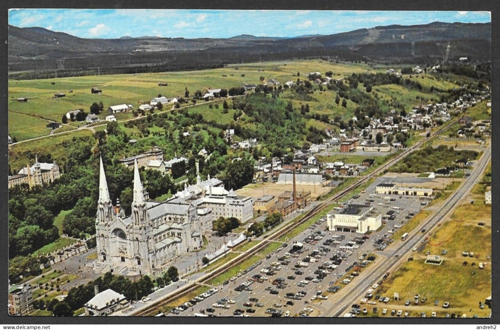 Ste Anne De Beaupré  Québec - Vue Aérienne De La Basilique - Aerial View Of The Basilica - By Pères Rédemptoristes - Ste. Anne De Beaupré