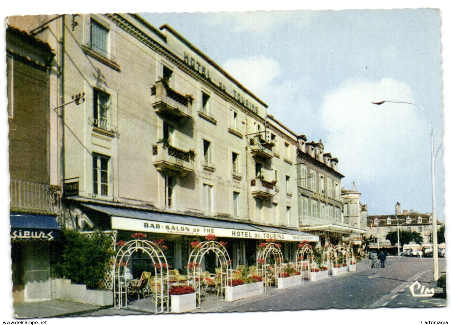 Saint-Céré - L'Hôtel Du Touring Et Sa Terrasse Fleurie - Saint-Céré