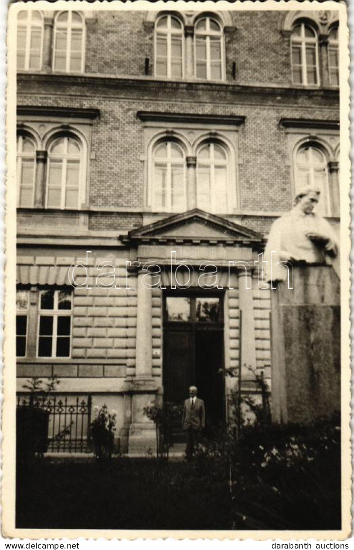 T2/T3 1941 Ungvár, Uzshorod, Uzhhorod, Uzhorod; Katolikus Gimnázium Udvara / Catholic Grammar School. Photo (EK) - Sin Clasificación