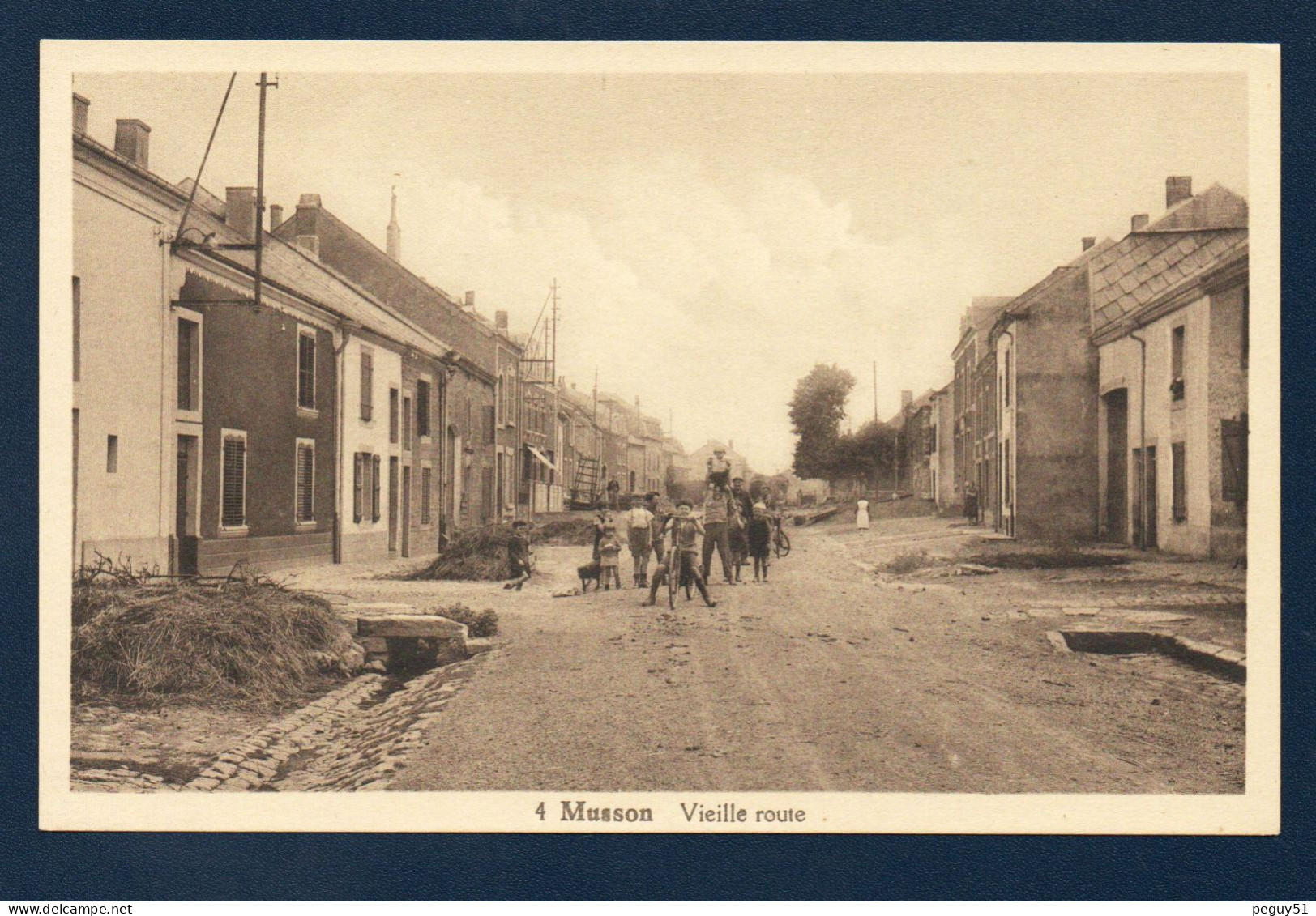 Musson.Vieille Route Vers Luxembourg. Enfants Et Habitants. - Musson