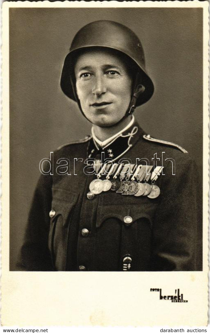 * T2 Magyar Katona Kitüntetésekkel / Hungarian Military, Soldier. Berzéki Műterem (Debrecen) Photo - Zonder Classificatie