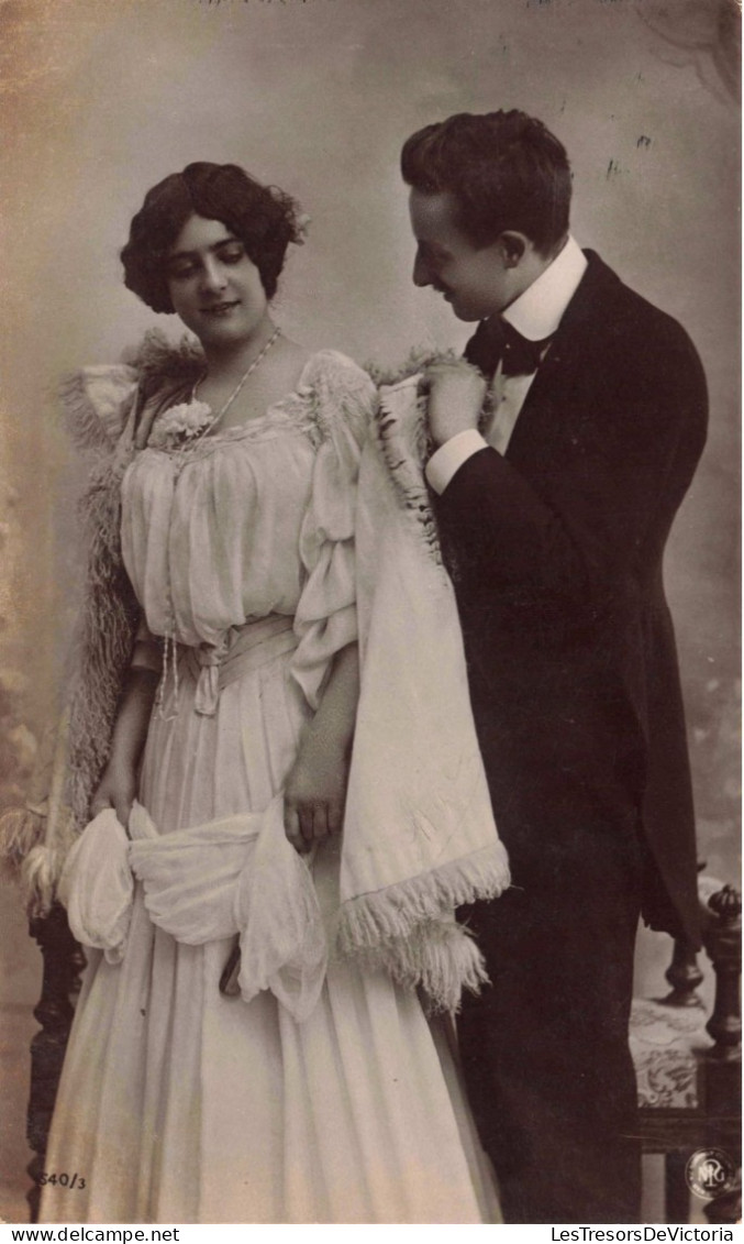 NOCES - Portrait D'un Jeune Couple Marié - Mari Couvrant Sa Femme - Carte Postale  Ancienne - Huwelijken