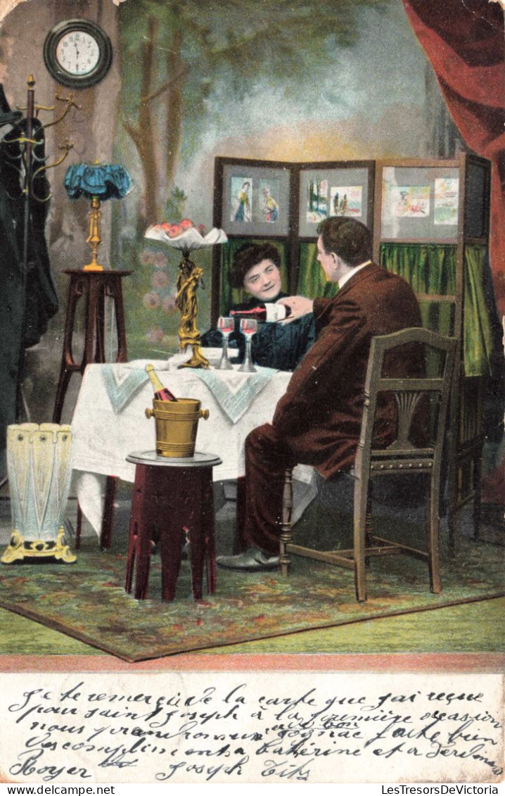 COUPLES - Un Couple Autour D'un Diner - Vins - Colorisé - Carte Postale  Ancienne - Couples