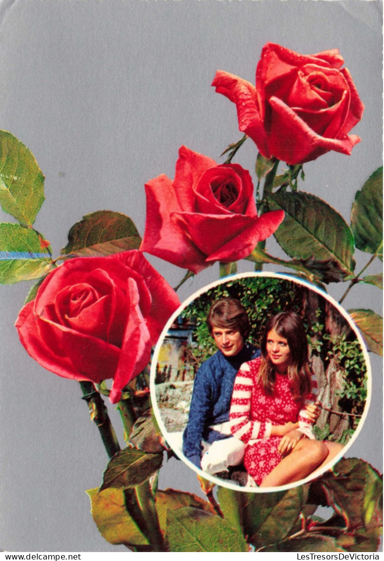 COUPLE - Un Couple Et Des Roses - Haut Rouge à Rayures  - Colorisé - Carte Postale - Couples