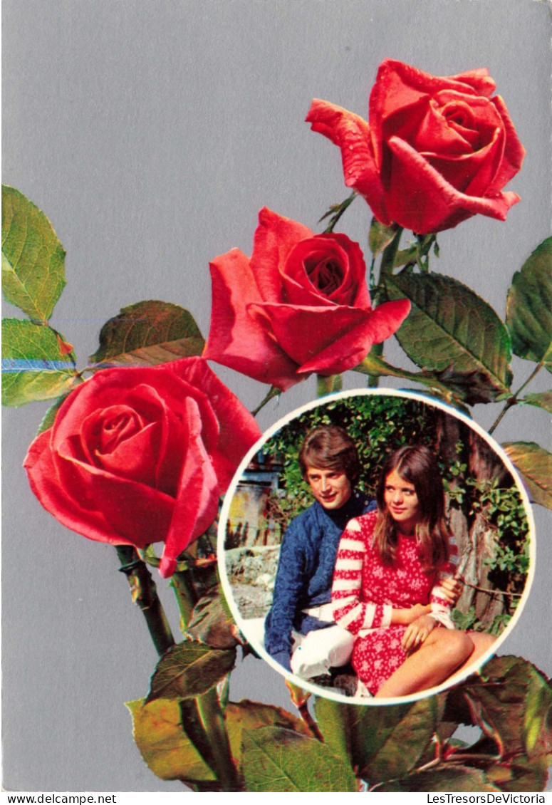 COUPLE - Un Couple Et Des Roses - Haut Rouge à Rayures - Colorisé - Carte Postale - Couples