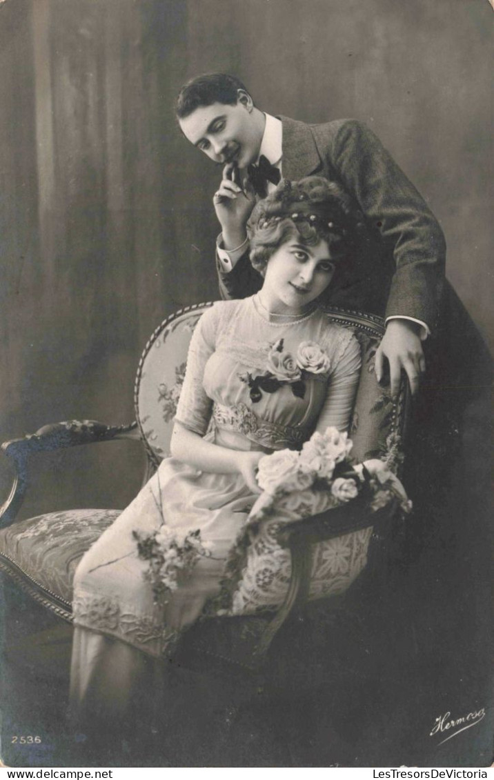 COUPLES - Portrait Sur Une Banquette  -  Carte Postale  Ancienne - Coppie