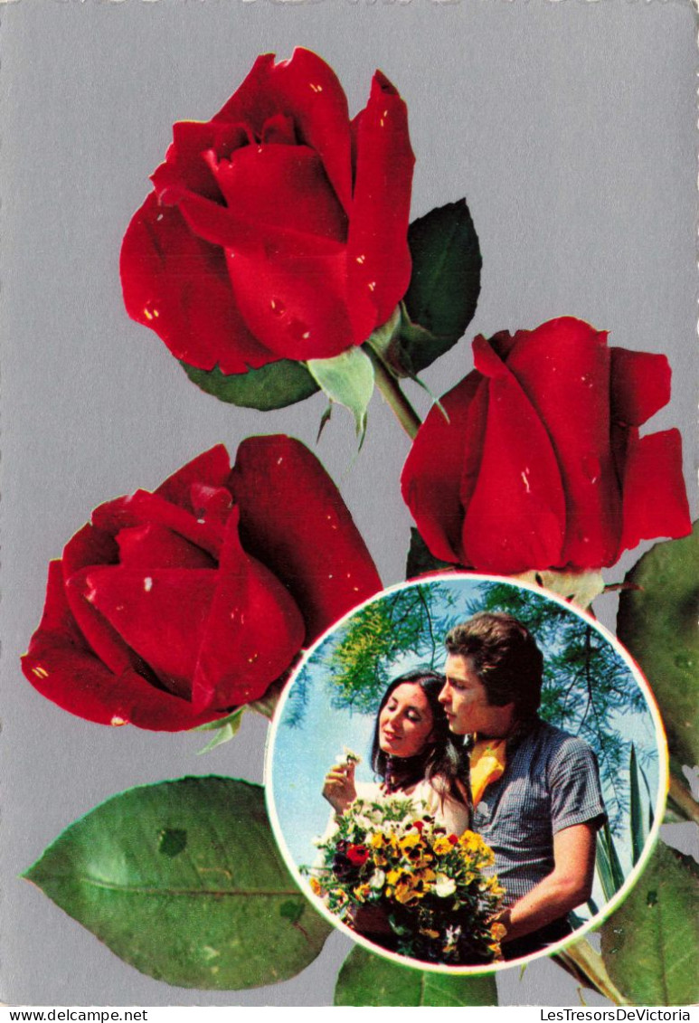 COUPLE - Un Couple Et Des Roses - Chemise Jaune à Carreaux  - Colorisé - Carte Postale - Coppie