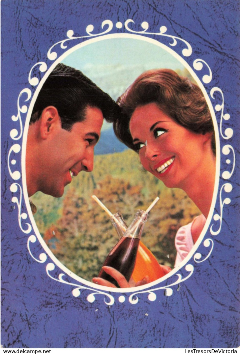 COUPLE - Un Couple Se Regardant Les Yeux En Buvant Des Sodas - Sodas - Colorisé - Carte Postale - Koppels