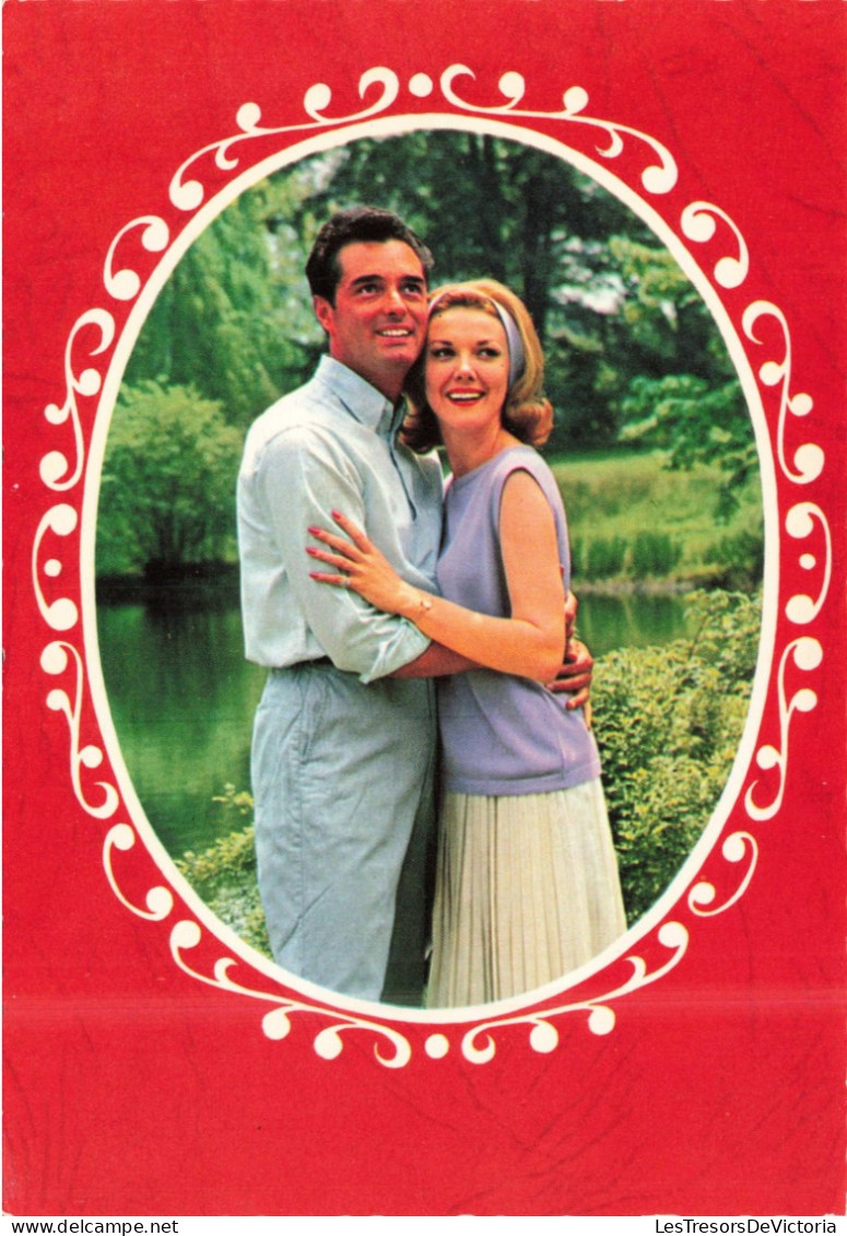 COUPLE - Un Couple Heureux - Forêt - Cadre Et Fond Rouge - Colorisé - Carte Postale - Koppels
