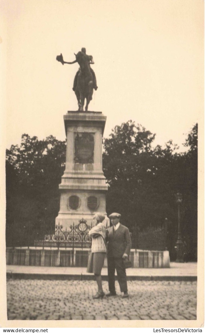 COUPLE - Photographie D'un Couple Près D'un Monument - Carte Postale  Ancienne - Coppie