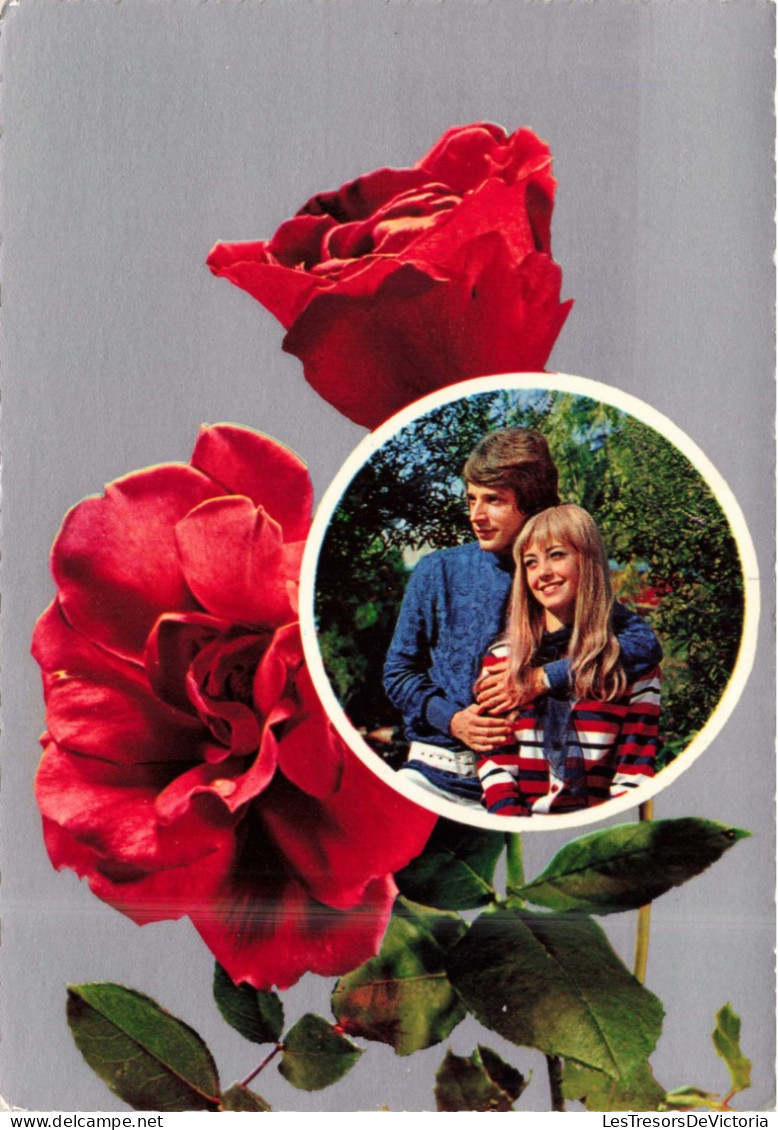 COUPLE  - Un Couple Et Des Roses - Roses Rouges - Colorisé - Carte Postale - Couples