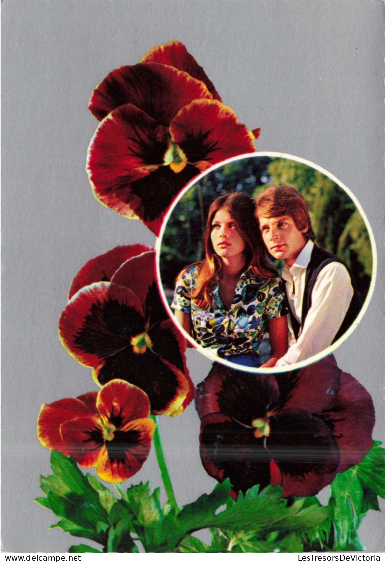 COUPLE  - Un Couple Et Des Fleurs - Femme Portant Une Blouse Bleue - Colorisé - Carte Postale - Coppie