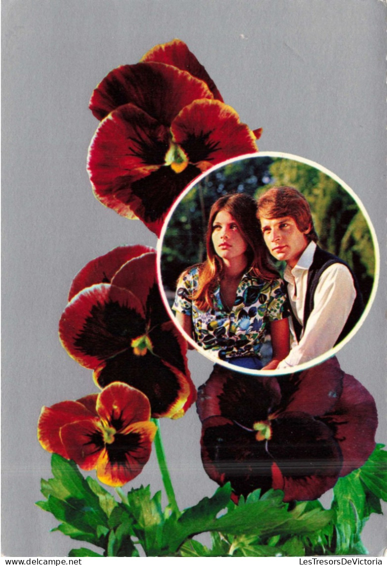 COUPLE - Un Couple Et Des Fleurs - Colorisé - Carte Postale - Couples