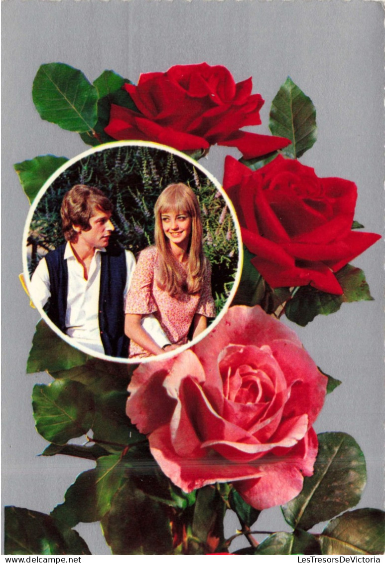 COUPLE - Un Couple Et Des Roses - Un Homme Admirant Sa Compagne -  Colorisé - Carte Postale - Couples