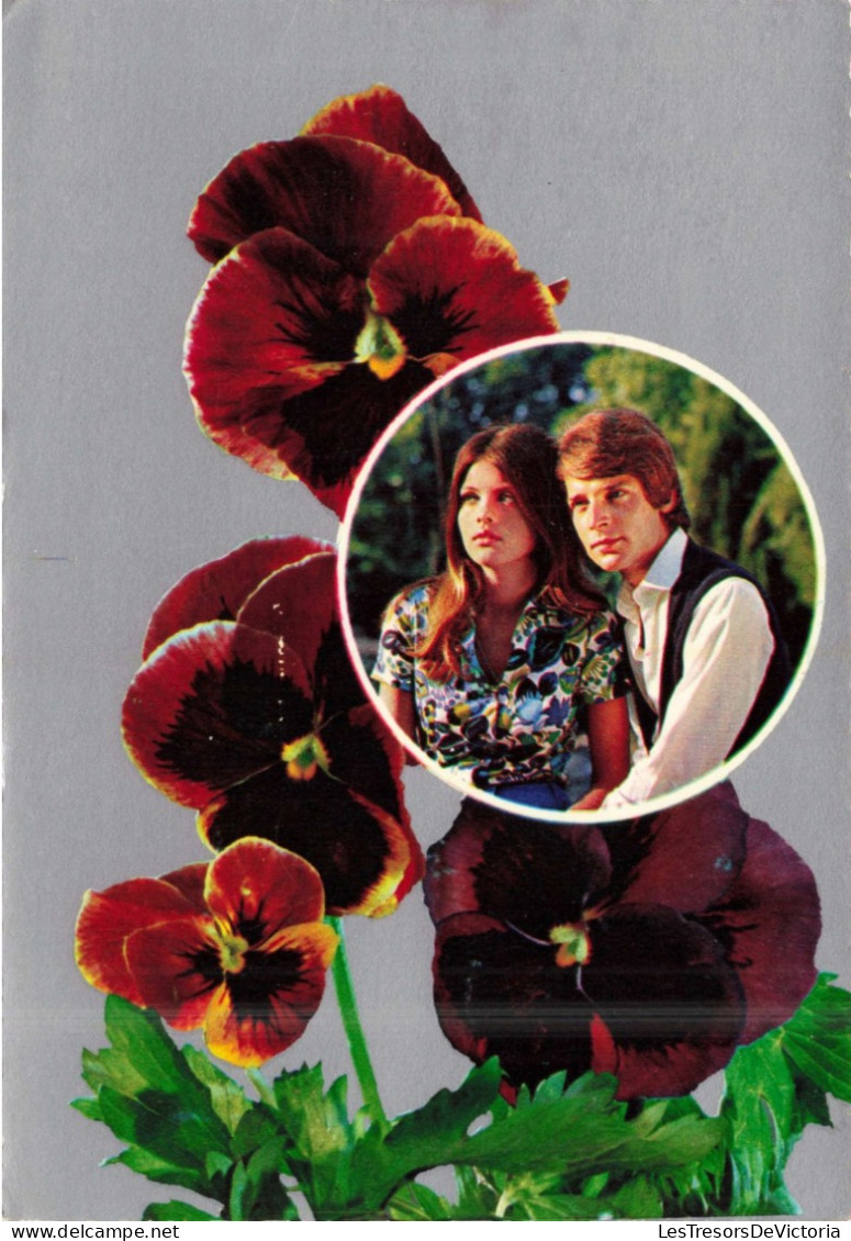 Couple - Un Couple Et Des Fleurs - Un Couple S'enlaçant - Colorisé - Carte Postale - Paare