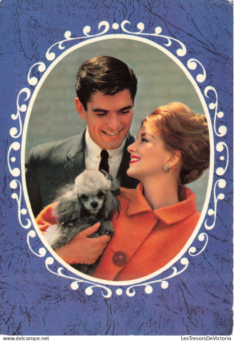 COUPLE - Un Couple Avec Leur Petit Chien - Manteau Orange -  Colorisé - Carte Postale - Couples