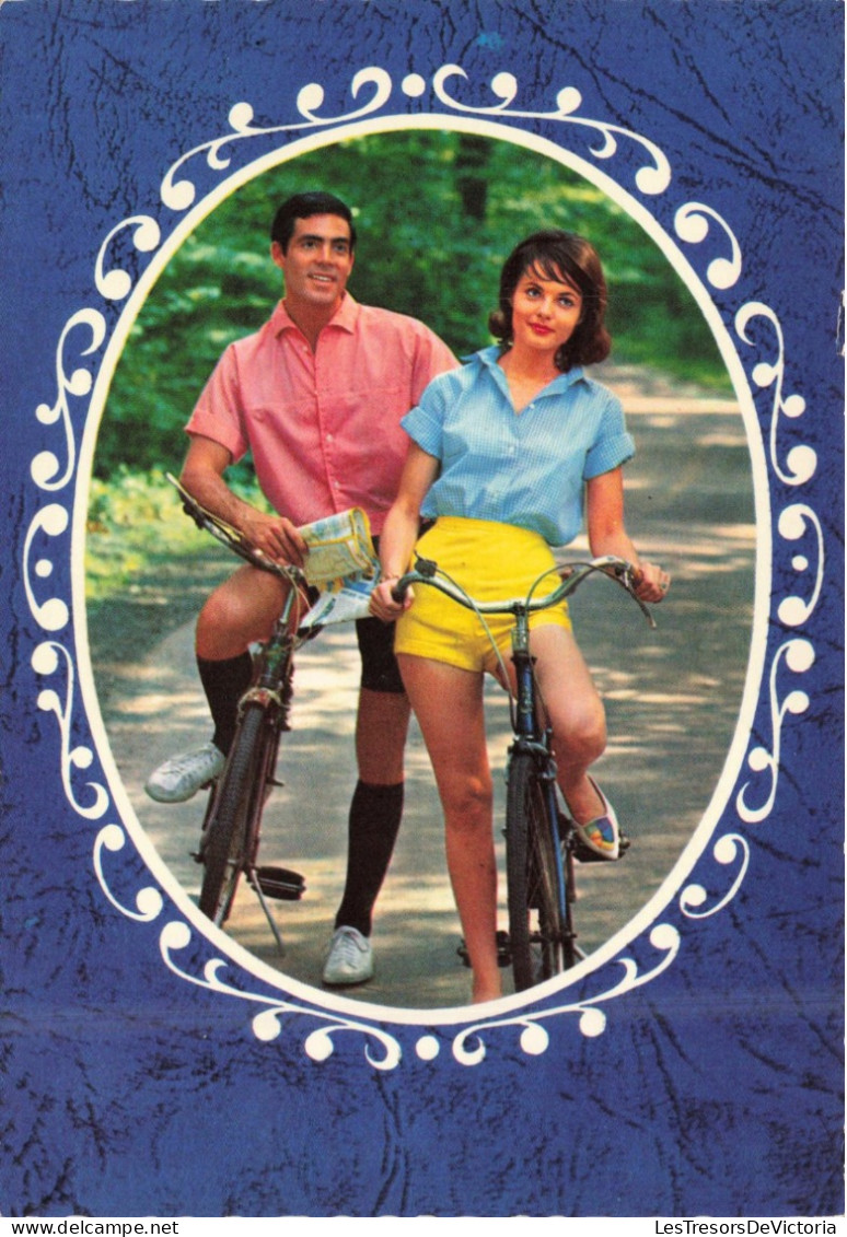 COUPLE - Un Couple Sur Leurs Vélos - Colorisé - Carte Postale - Paare