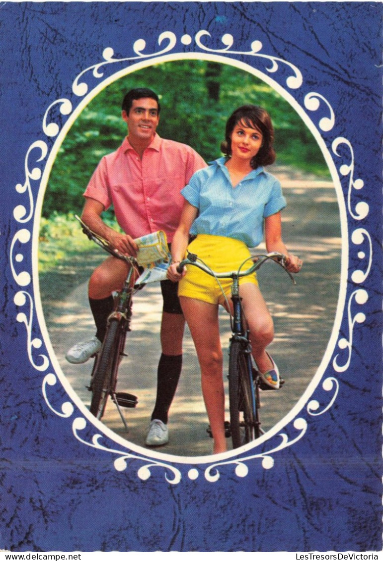 COUPLE - Un Couple Sur Leurs Vélos - Colorisé - Carte Postale - Coppie