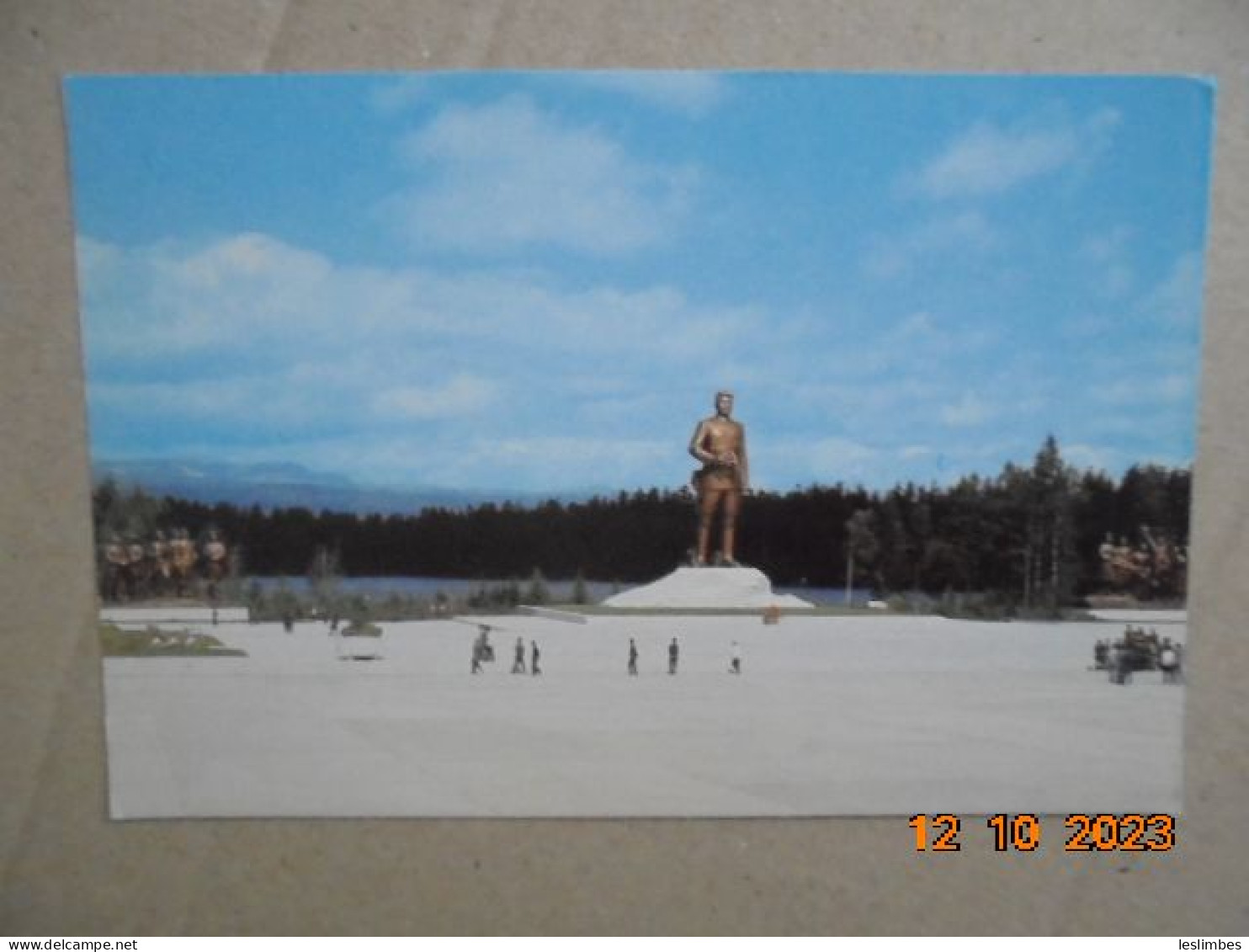 Grand Monument Immortel Erige Au Bord Du Lac Samdjiyeun - Corea Del Nord