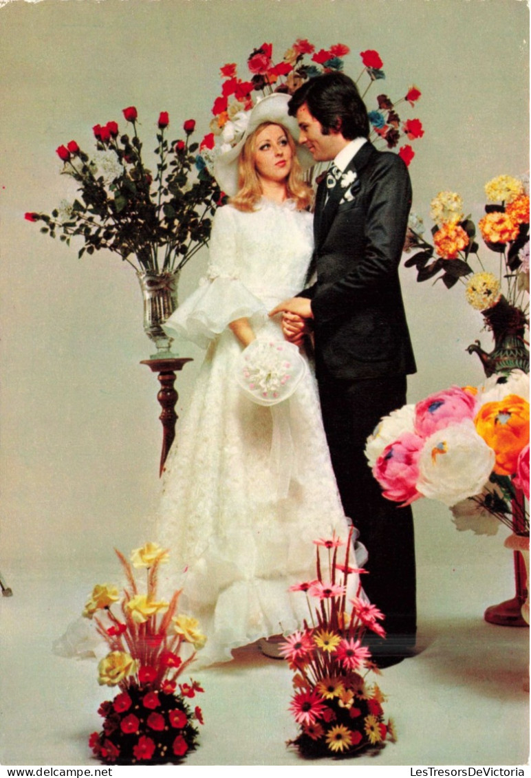 NOCES - L'époux Et La Mariée - Le Mari Embrassant Sa Femme - Colorisé - Carte Postale - Hochzeiten