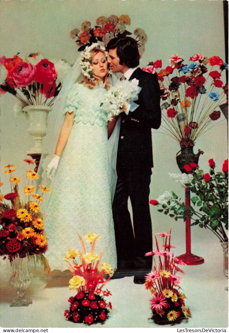 NOCES - L'époux Et La Mariée - Un Baiser Sur La Joue De La Mariée - Colorisé - Carte Postale - Hochzeiten