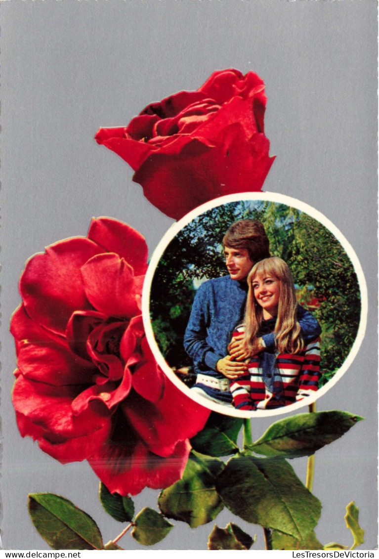 COUPLE - Un Couple Et Des Roses - Femme Blonde - Colorisé - Carte Postale - Paare