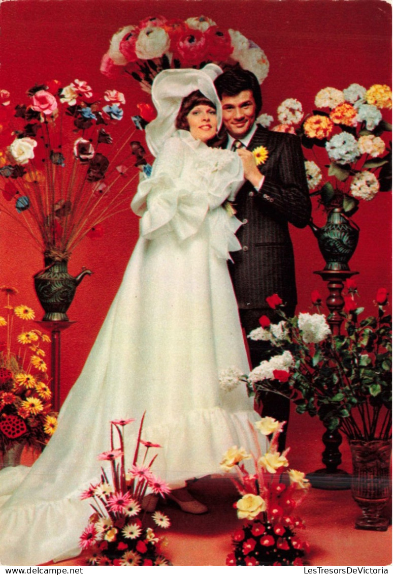 NOCES  - L'époux Et La Mariée - Mariés Entourés De Fleurs - Salle Rouge - Colorisé - Carte Postale - Marriages