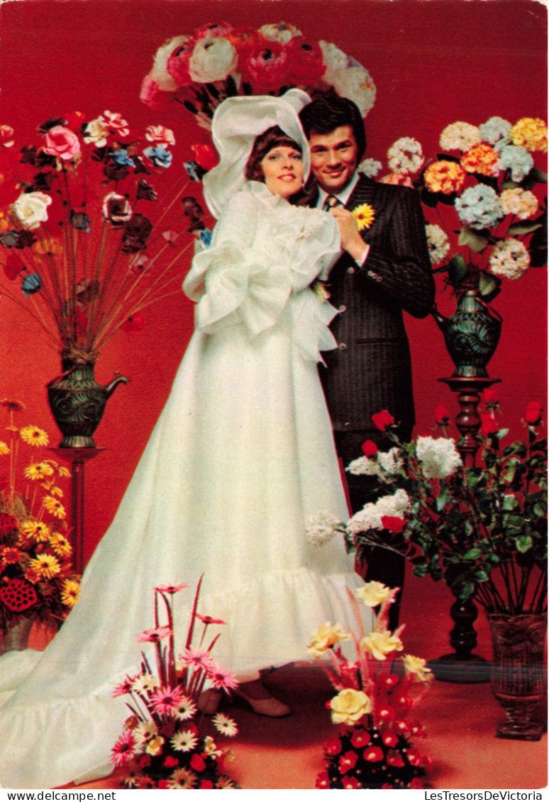 NOCES  - L'époux Et La Mariée - Mariés Entourés De Fleurs - Salle Rouge - Colorisé - Carte Postale - Matrimonios