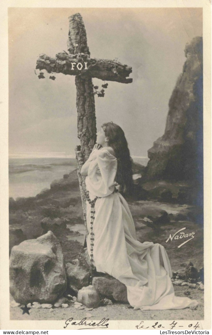 RELIGION - Christianisme - Foi - Femme à Genoux Devant La Croix  - Carte Postale Ancienne - Gemälde, Glasmalereien & Statuen