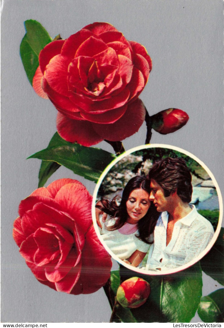 COUPLE - Un Couple Et Des Roses - Femme Avec La Tête Posée Sur L'épaule De Son Compagnon - Colorisé - Carte Postale - Couples