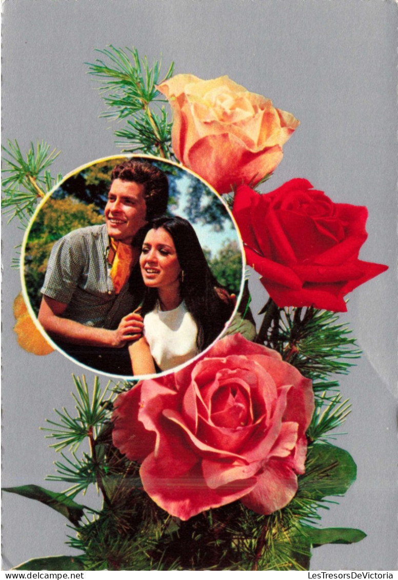 COUPLE - Un Couple Et Des Roses - Femme Avec La Tête Posée Sur L'épaule De Son Compagnon - Colorisé - Carte Postale - Parejas