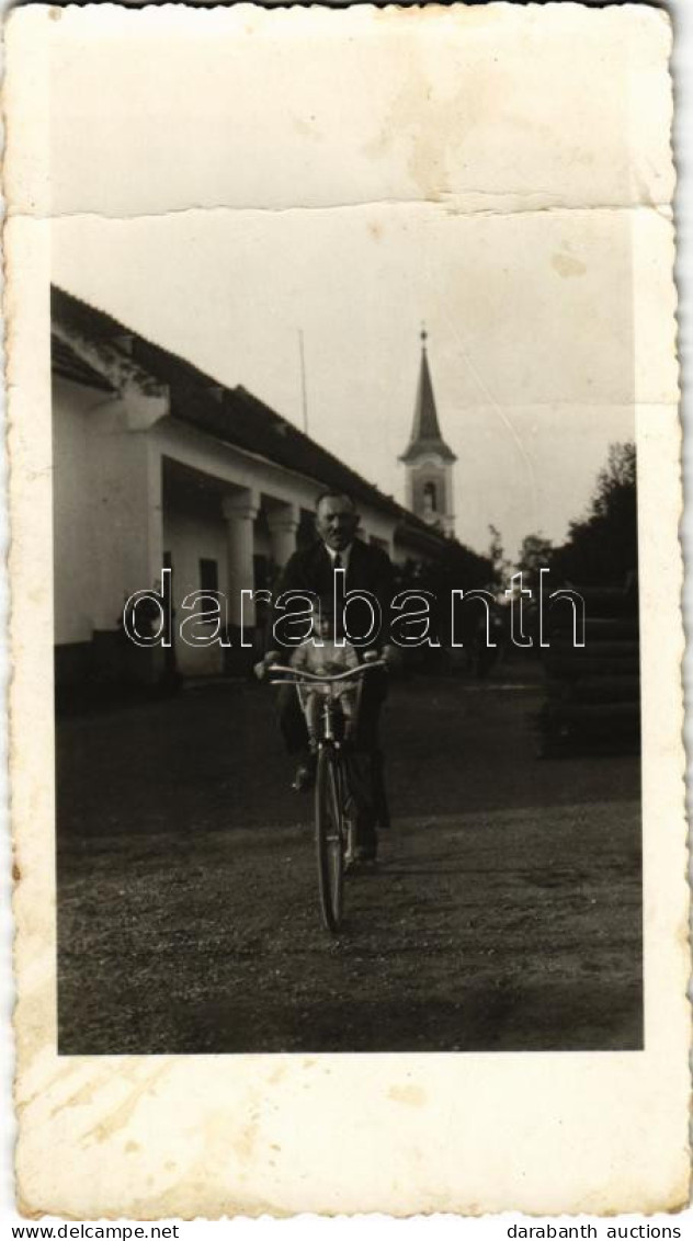 T3/T4 1934 Izsa, Iza (Komárom, Komárno); Református Templom, Kerékpáros Férfi / Calvinist Church, Man With Bicycle. Phot - Ohne Zuordnung