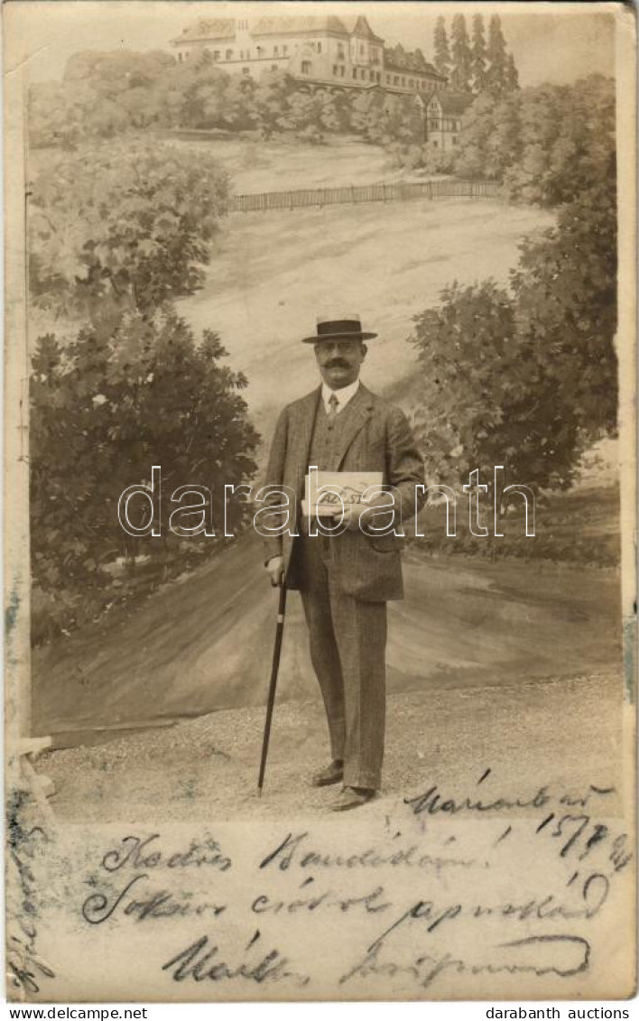 T2/T3 1911 Mariánské Lázne, Marienbad; Férfi "Az Est" Napilappal / Man With Hungarian Daily Newspaper. Eckert-Lampalzer  - Sin Clasificación