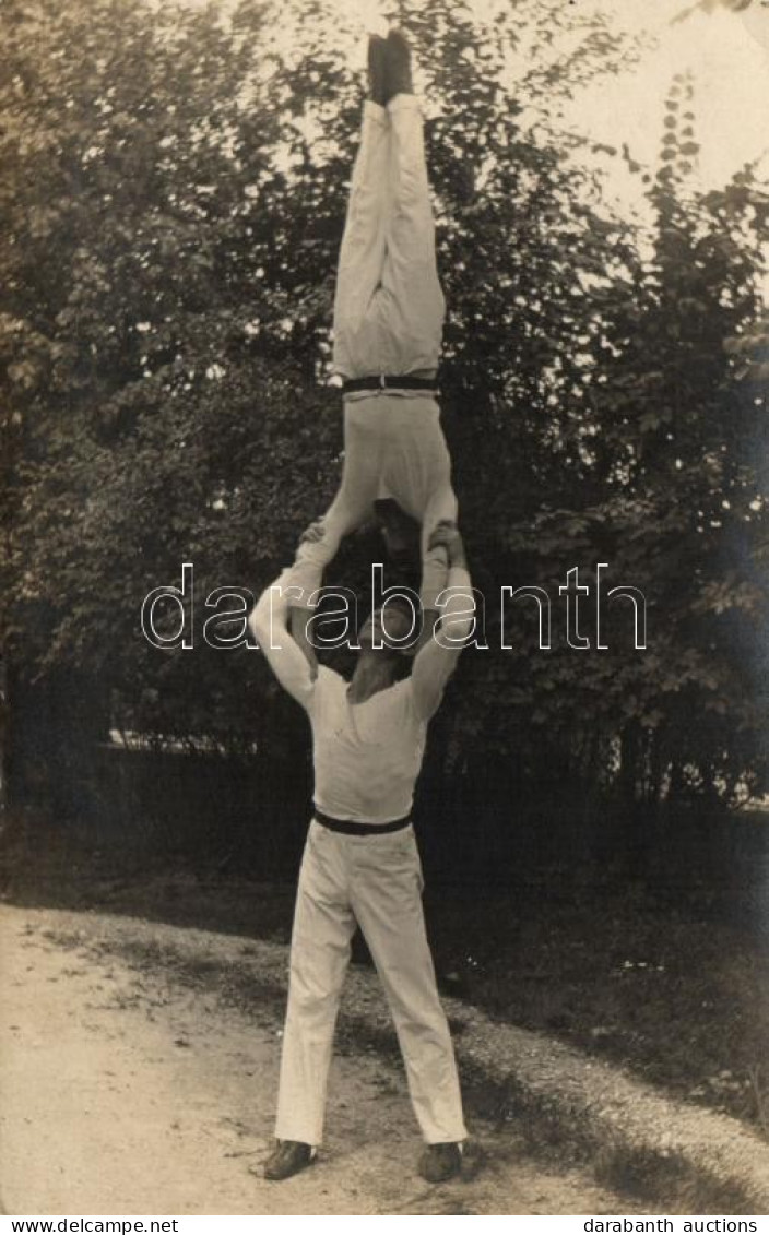 ** T2 Akrobatikai Mutatvány / Acrobats, Photo - Unclassified