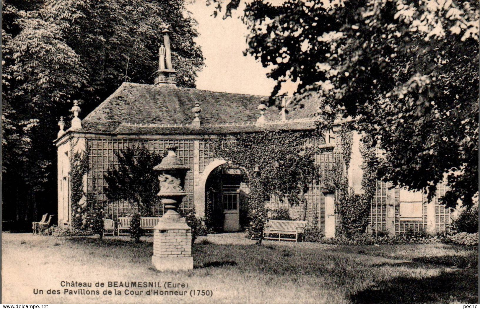 N°113033 -cpa Château De Beaumesnil- Un Des Pavillons De La Cour D'honneur- - Beaumesnil