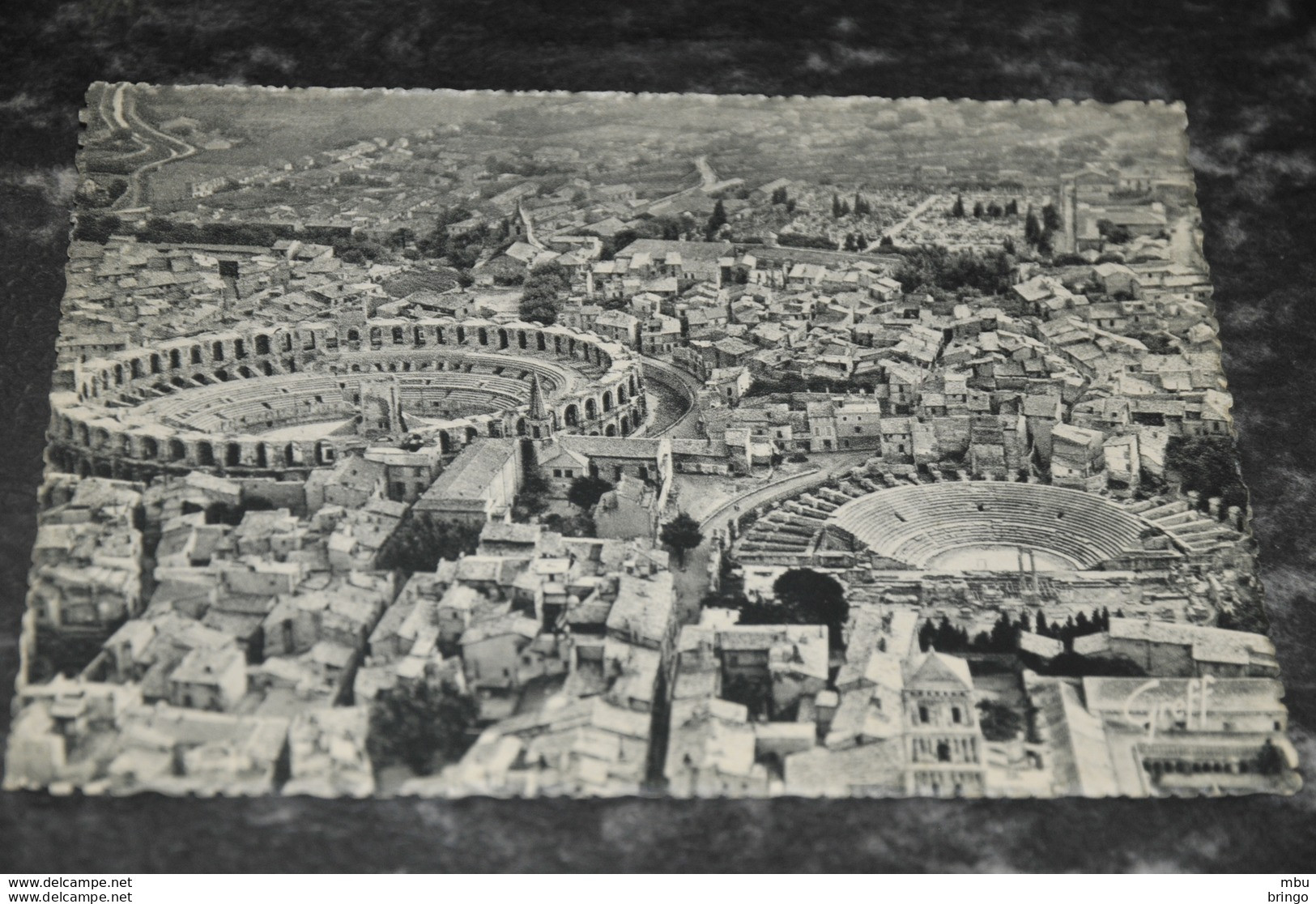 A2953   Arles Panorama Sur Les Arenes Et Le Theatre Antique / Eglise - Arles