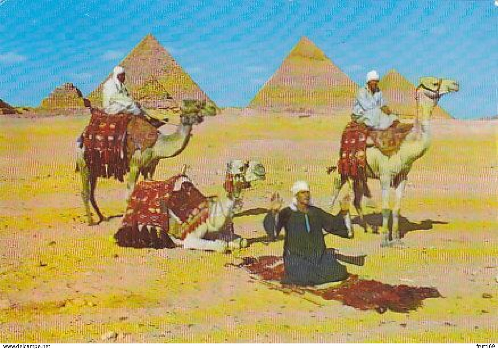 AK 171822 EGYPT - Giza - Arab Camelriders In Front Of The Pyramids - Pyramids